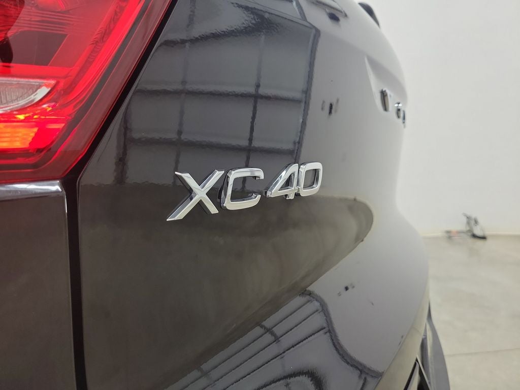 2023 Volvo XC40 B4 Plus Bright Theme