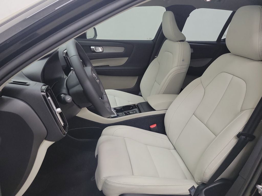 2026 Volvo XC40 B4 Plus