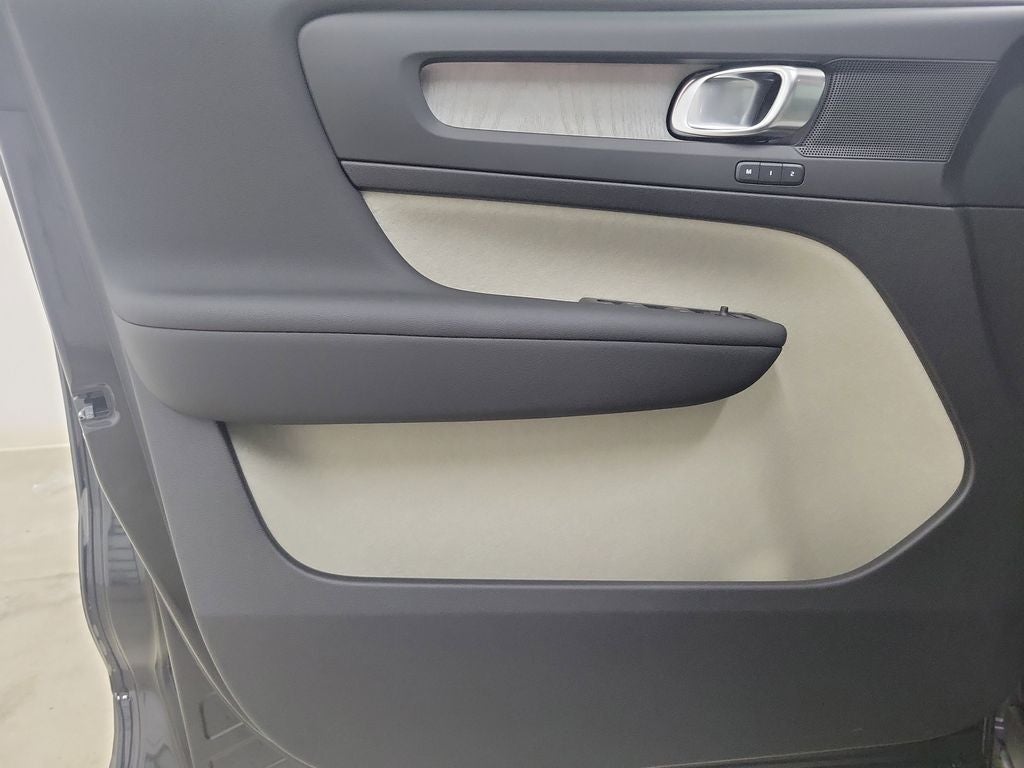 2026 Volvo XC40 B4 Plus