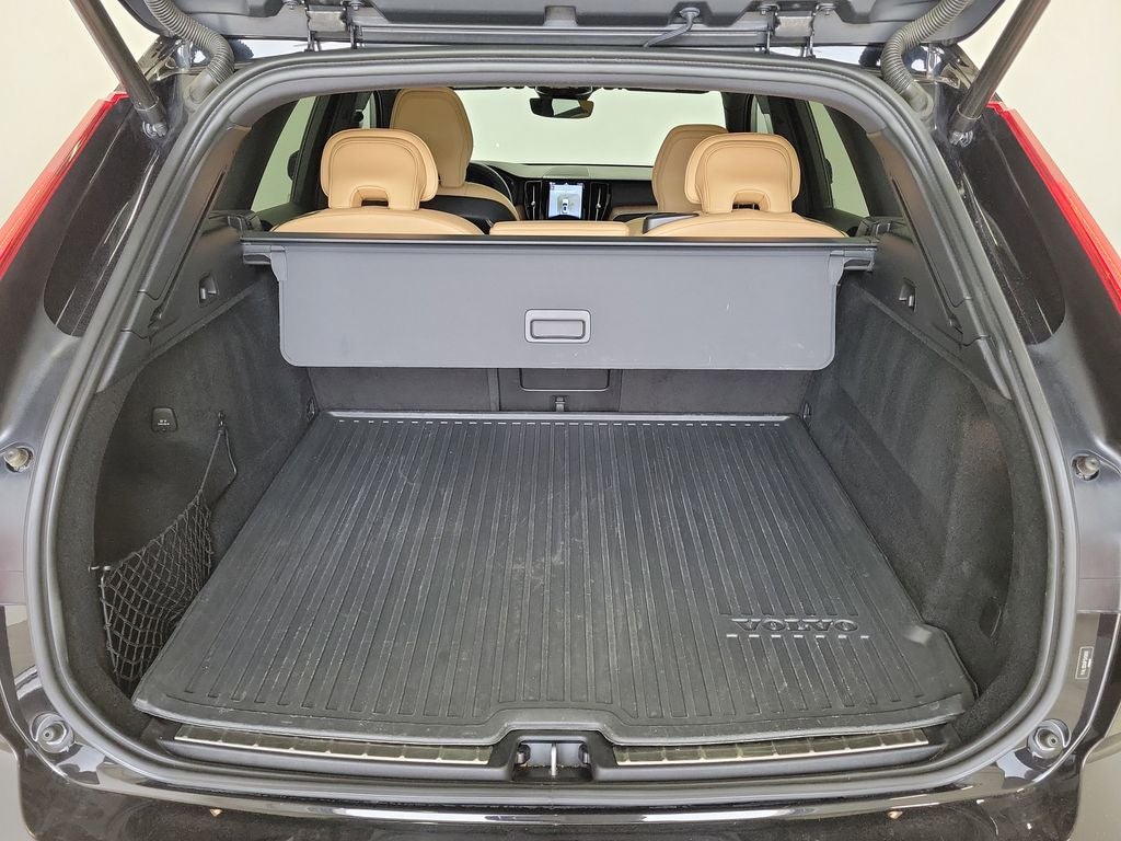 2023 Volvo XC60 B5 Ultimate Bright Theme