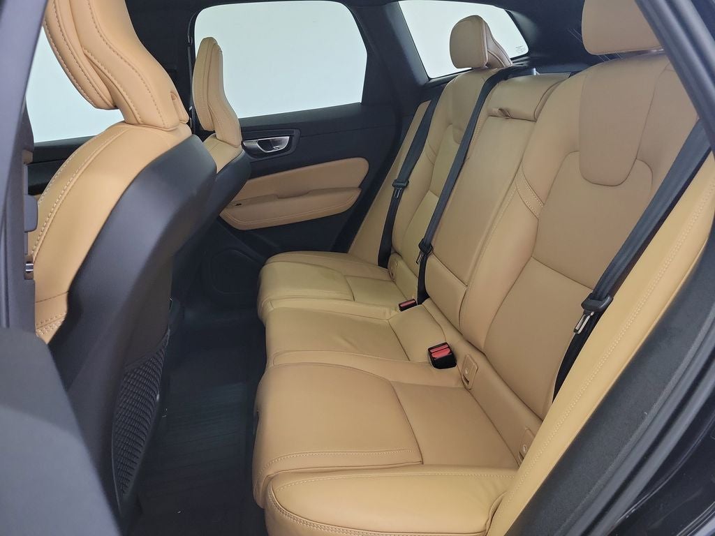 2023 Volvo XC60 B5 Ultimate Bright Theme