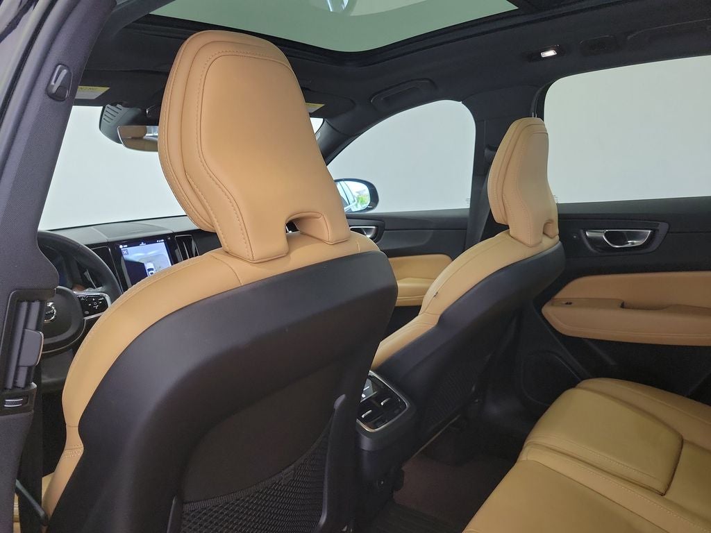 2023 Volvo XC60 B5 Ultimate Bright Theme