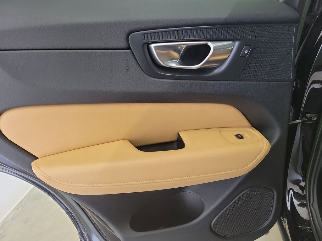 2023 Volvo XC60 B5 Ultimate Bright Theme