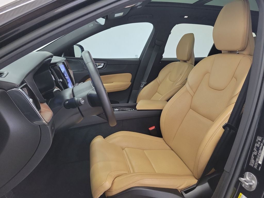 2023 Volvo XC60 B5 Ultimate Bright Theme
