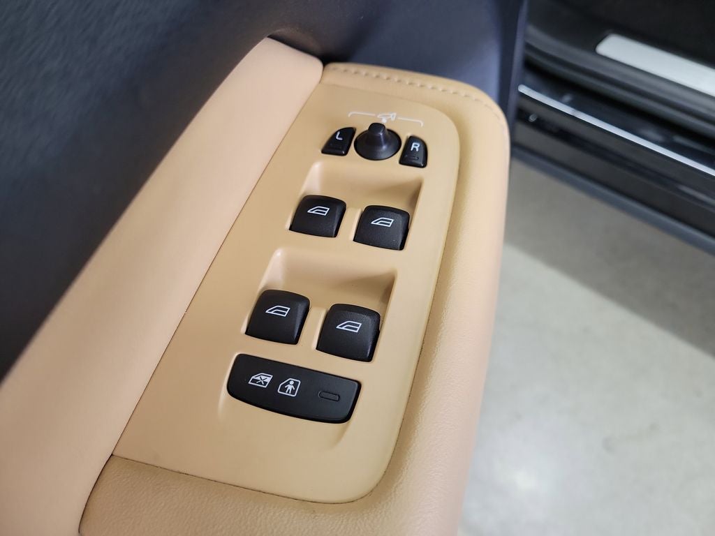 2023 Volvo XC60 B5 Ultimate Bright Theme