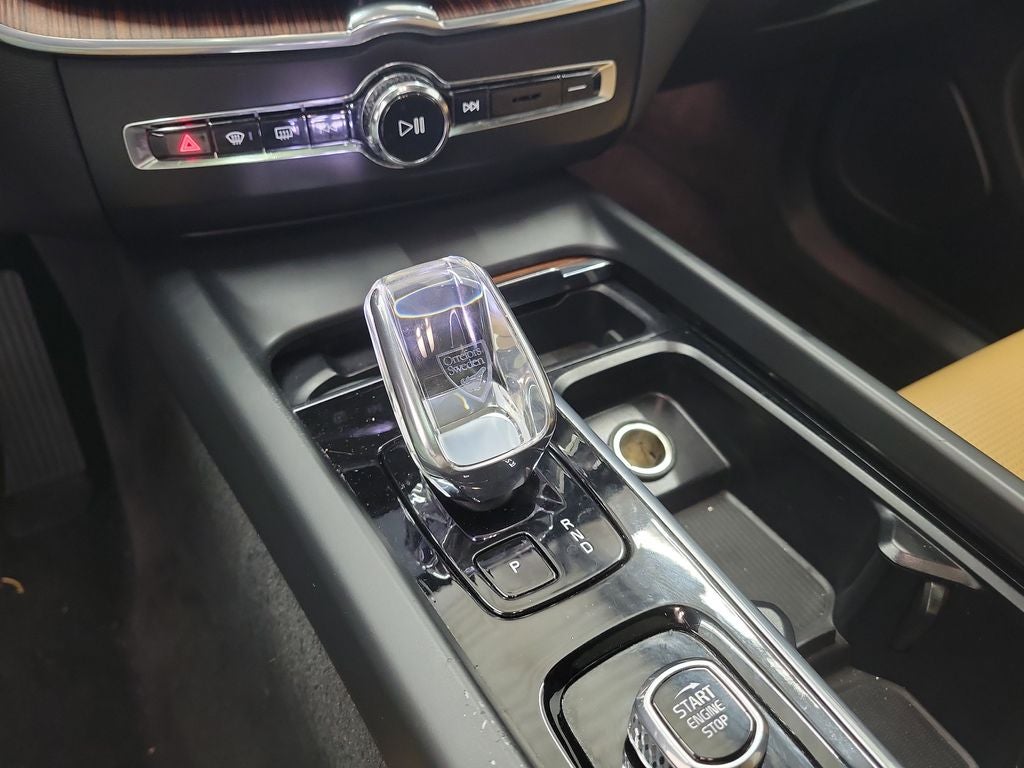 2023 Volvo XC60 B5 Ultimate Bright Theme