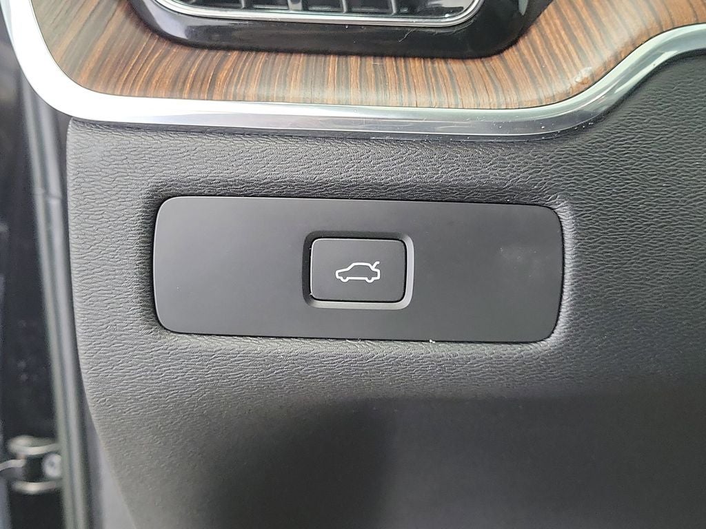2023 Volvo XC60 B5 Ultimate Bright Theme
