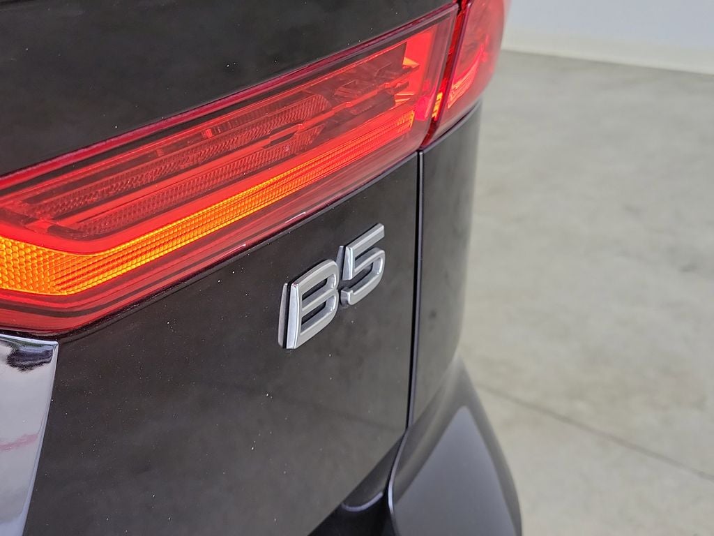 2023 Volvo XC60 B5 Ultimate Bright Theme