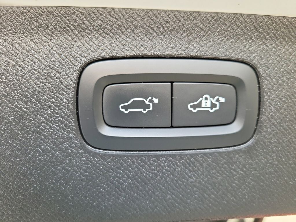 2023 Volvo XC90 B5 Core