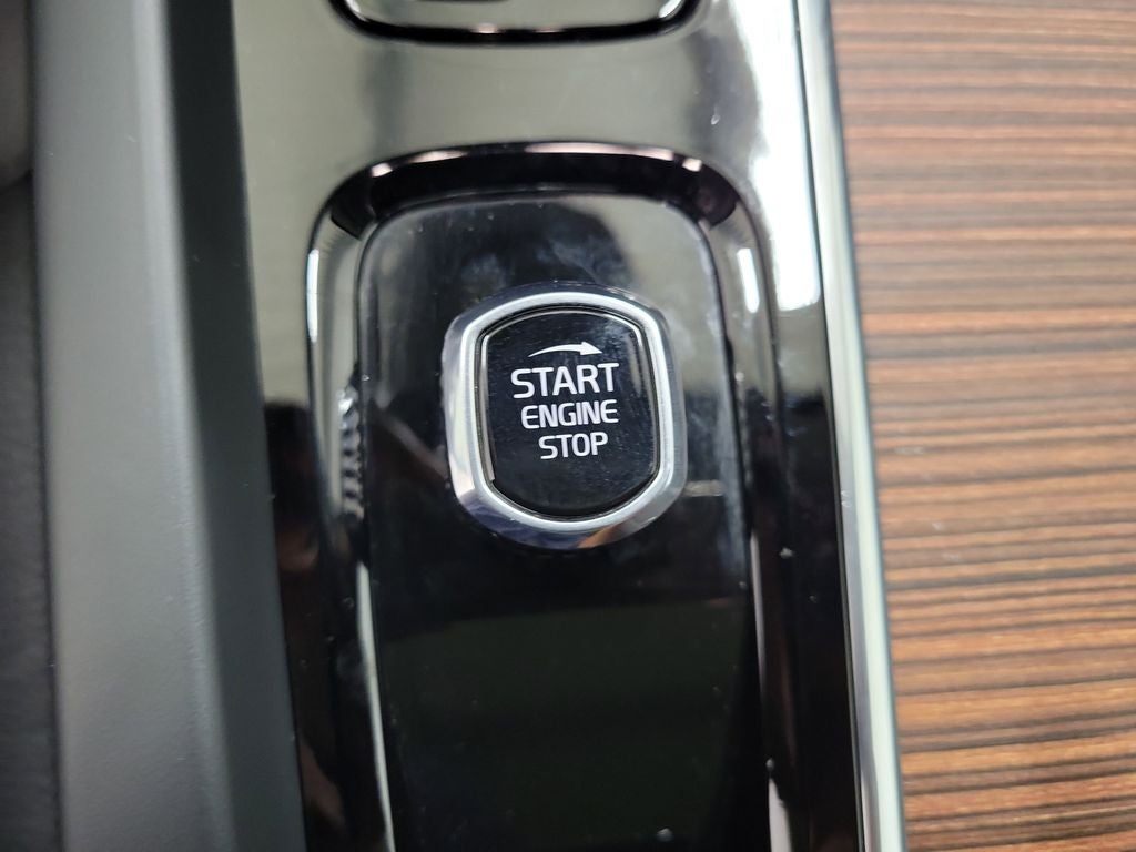 2024 Volvo XC60 B5 Plus Dark Theme