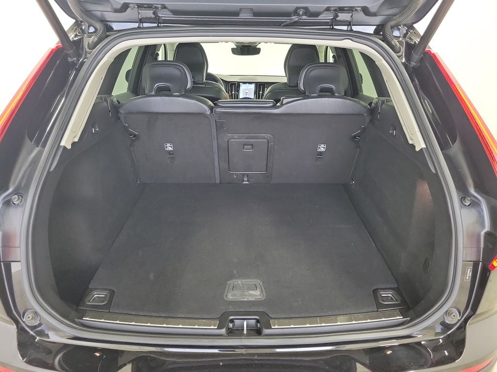 2023 Volvo XC60 B5 Plus Dark Theme