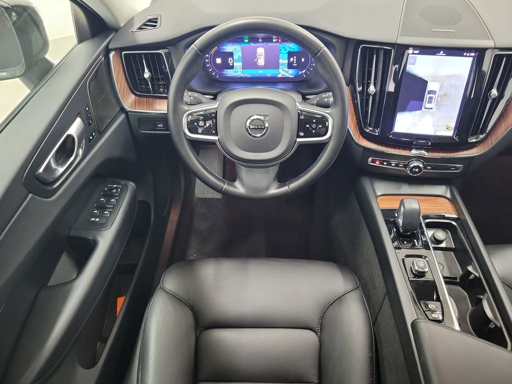 2023 Volvo XC60 B5 Plus Dark Theme