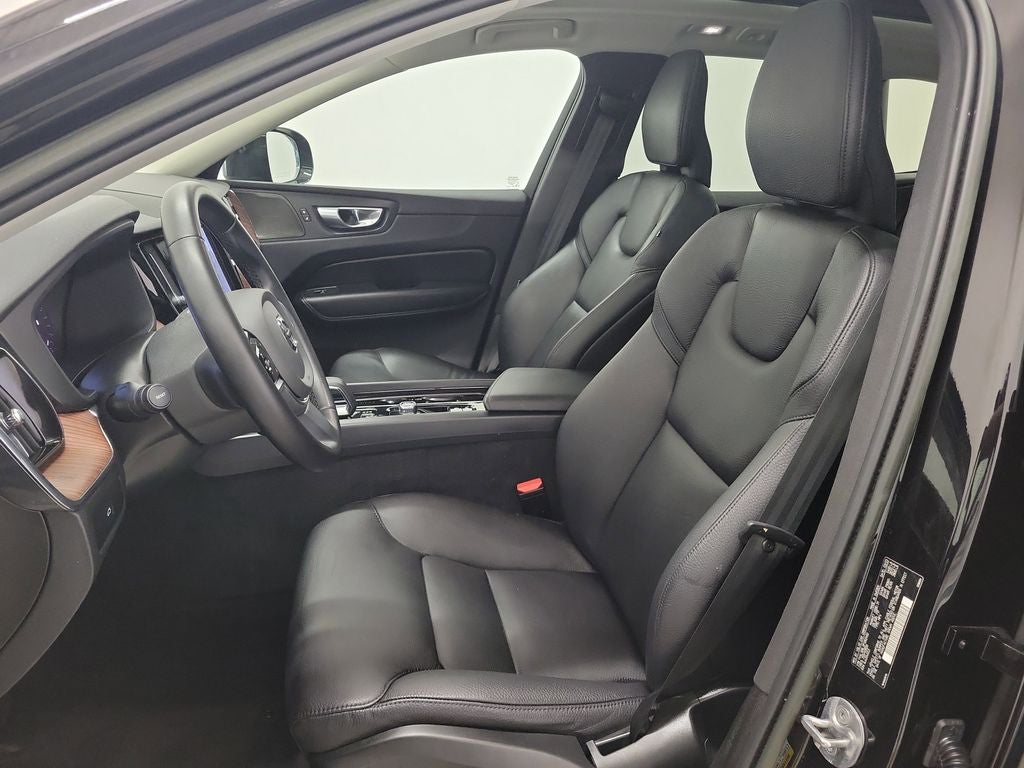 2023 Volvo XC60 B5 Plus Dark Theme