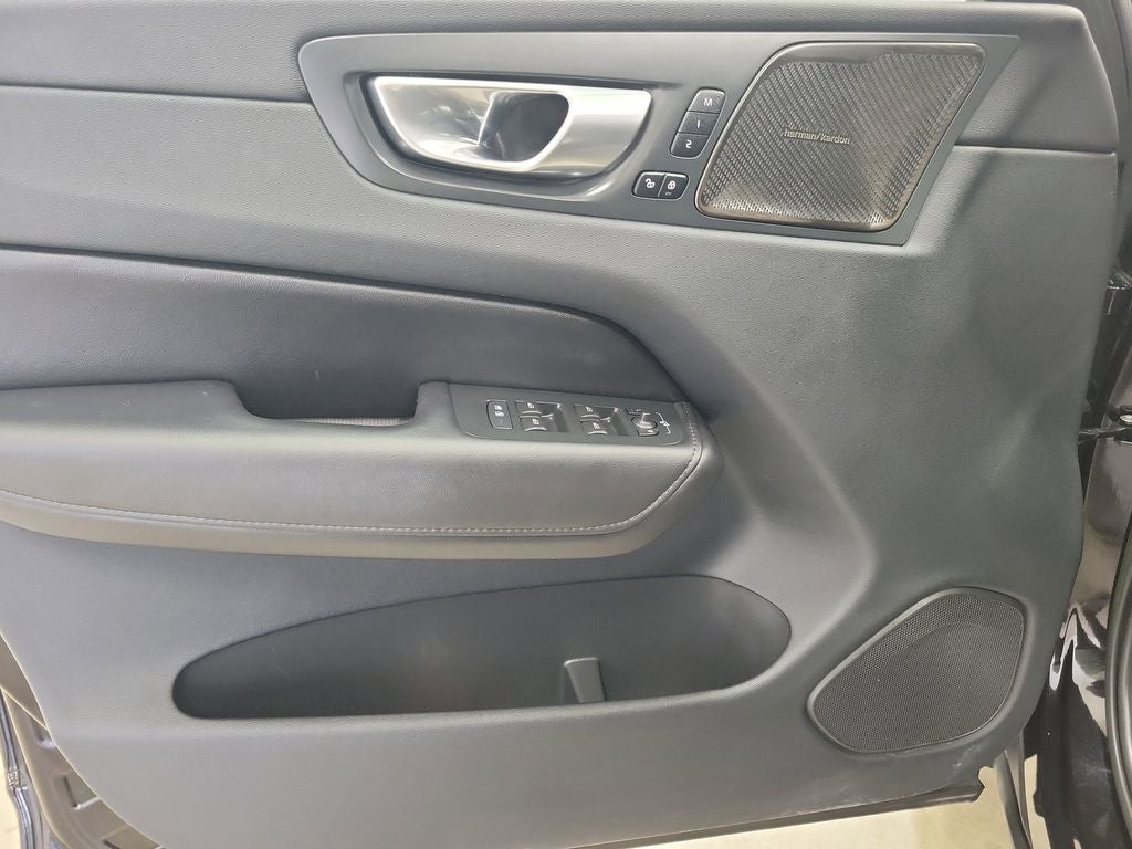 2023 Volvo XC60 B5 Plus Dark Theme