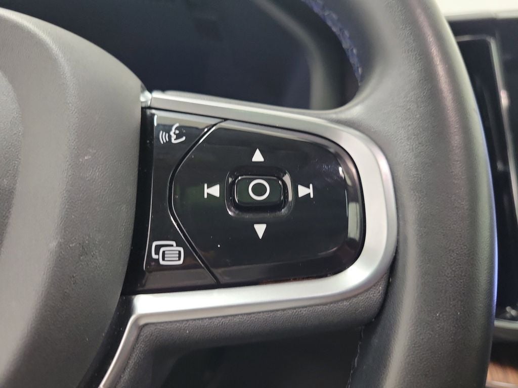 2023 Volvo XC60 B5 Plus Dark Theme