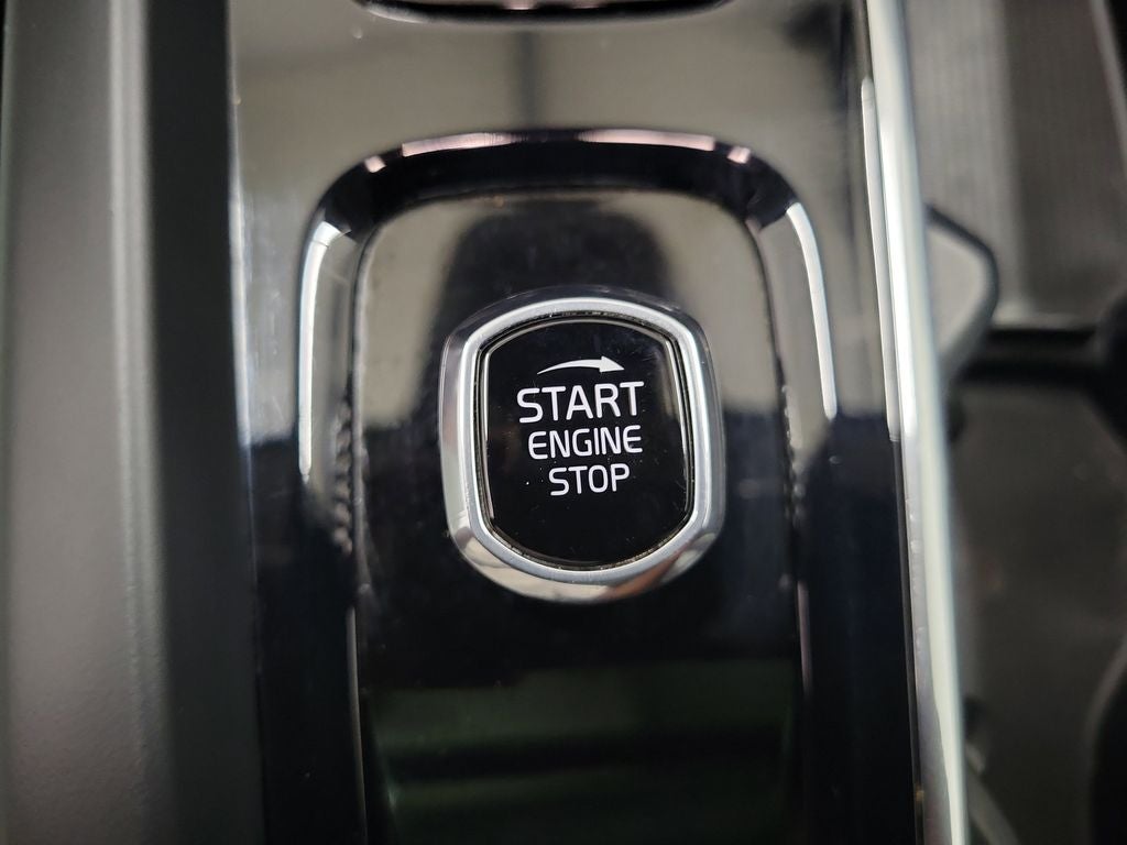 2023 Volvo XC60 B5 Plus Dark Theme