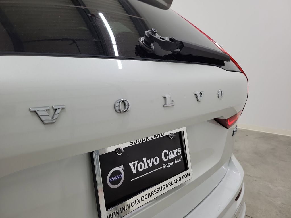 2023 Volvo XC60 B5 Plus Dark Theme