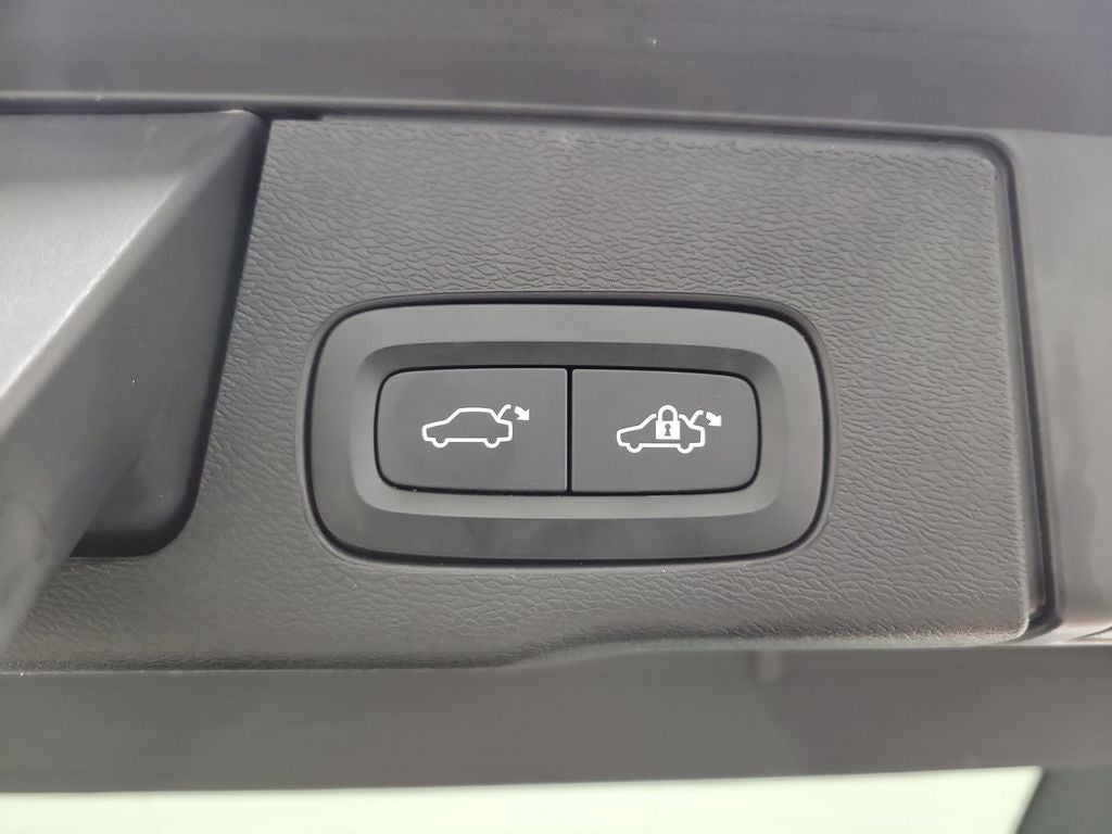 2023 Volvo XC60 B5 Plus Dark Theme