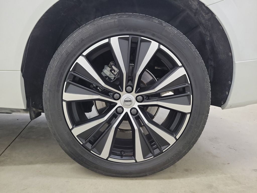 2023 Volvo XC60 B5 Plus Dark Theme