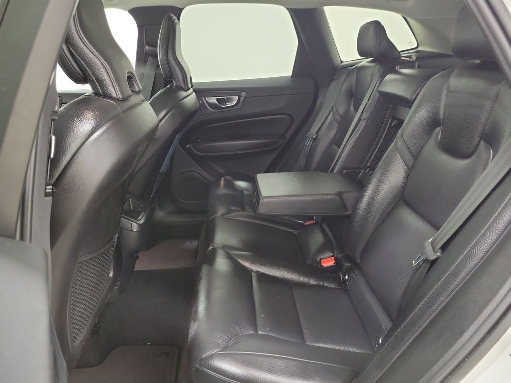 2023 Volvo XC60 B5 Plus Dark Theme