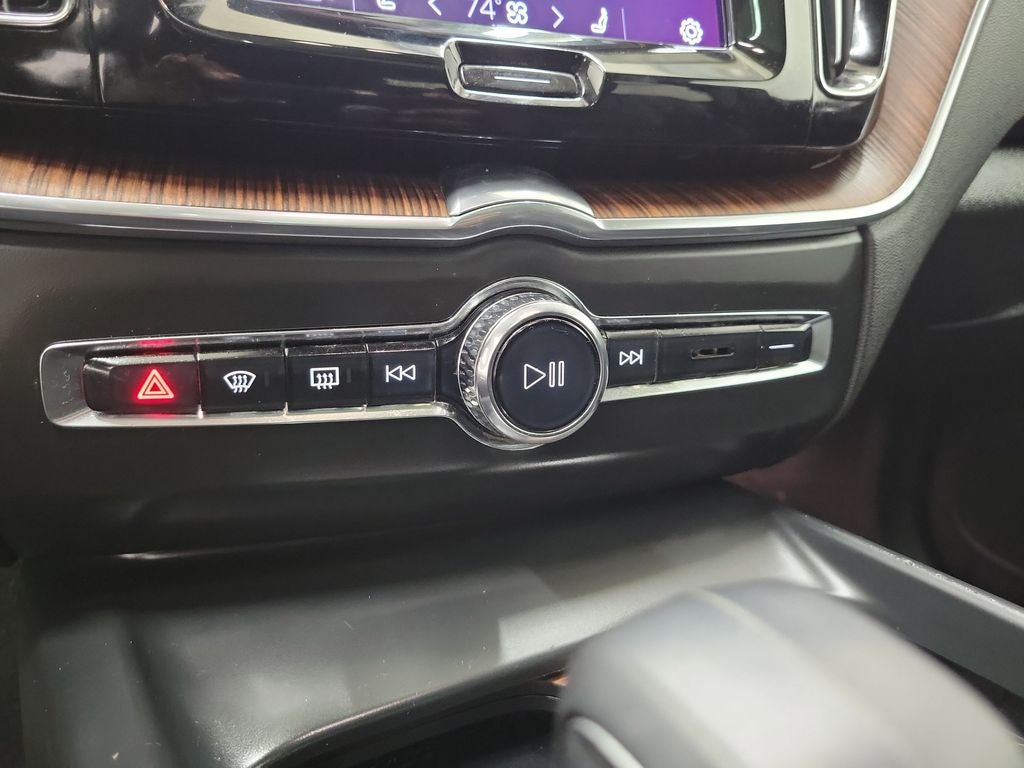 2023 Volvo XC60 B5 Plus Dark Theme