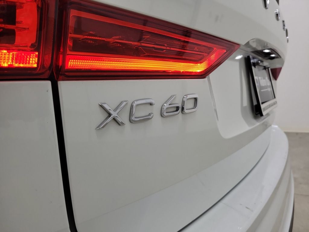 2023 Volvo XC60 B5 Plus Dark Theme