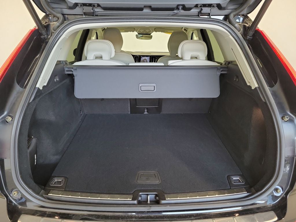2023 Volvo XC60 B5 Plus Dark Theme