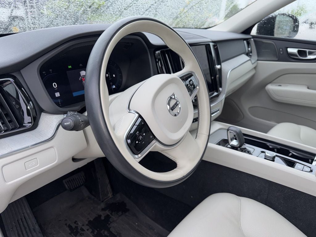 2023 Volvo XC60 B5 Plus Dark Theme