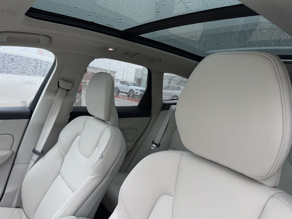 2023 Volvo XC60 B5 Plus Dark Theme
