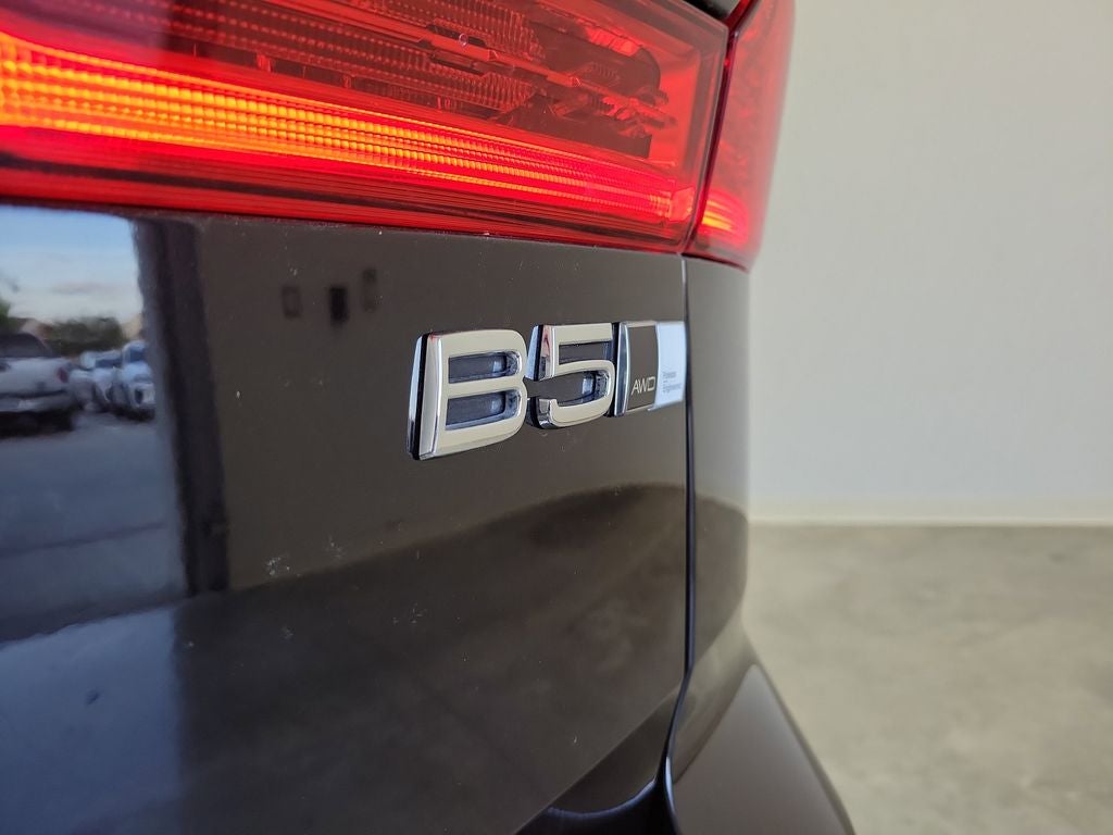 2023 Volvo XC60 B5 Plus Dark Theme