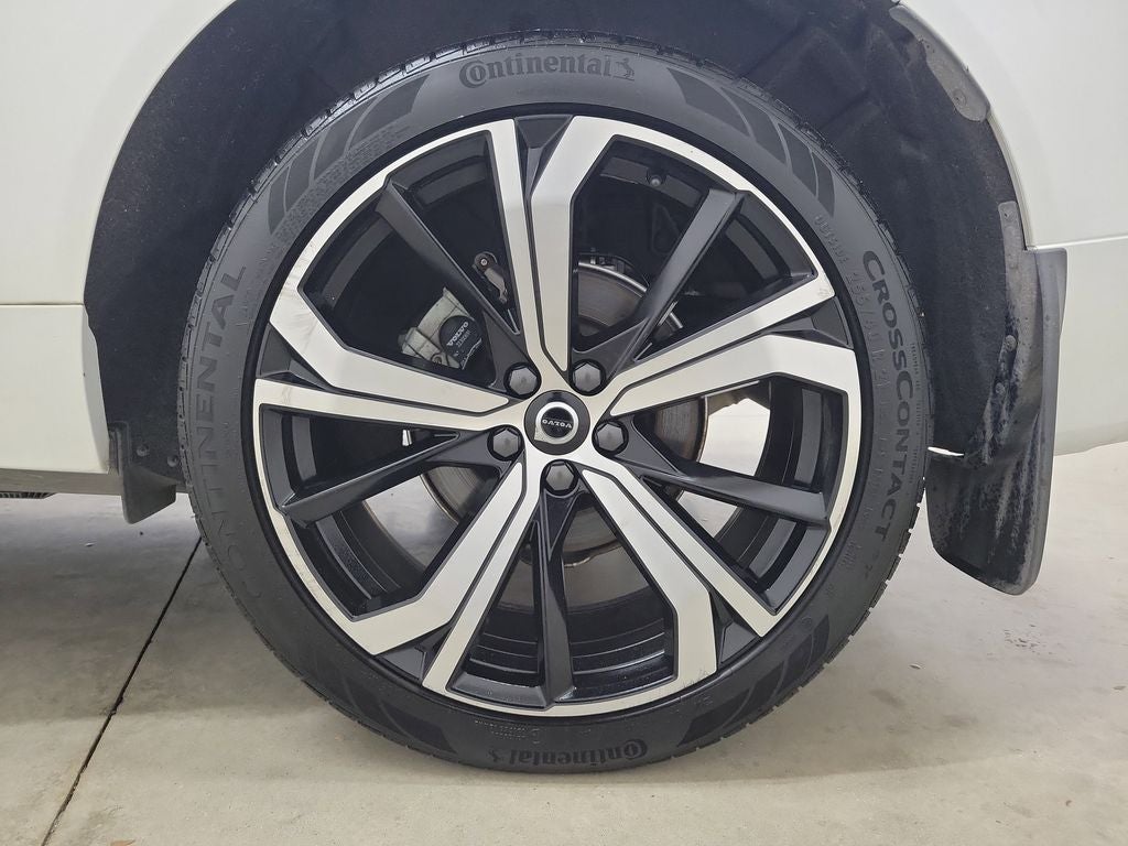 2023 Volvo XC60 B5 Ultimate Dark Theme