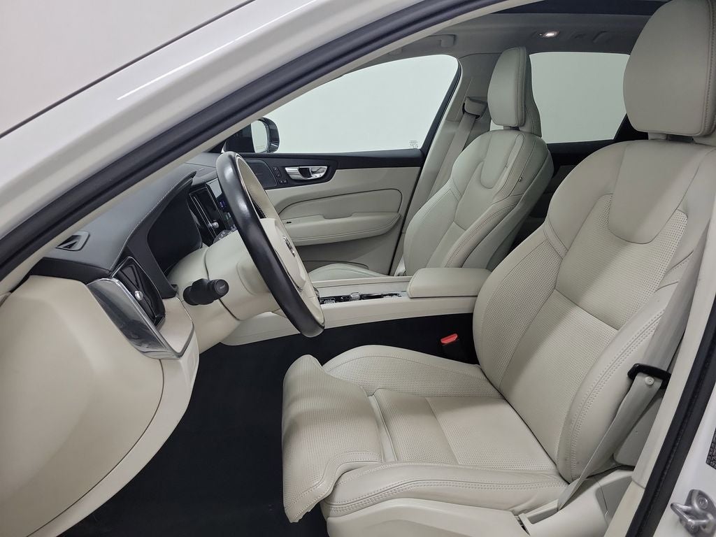 2023 Volvo XC60 B5 Ultimate Dark Theme