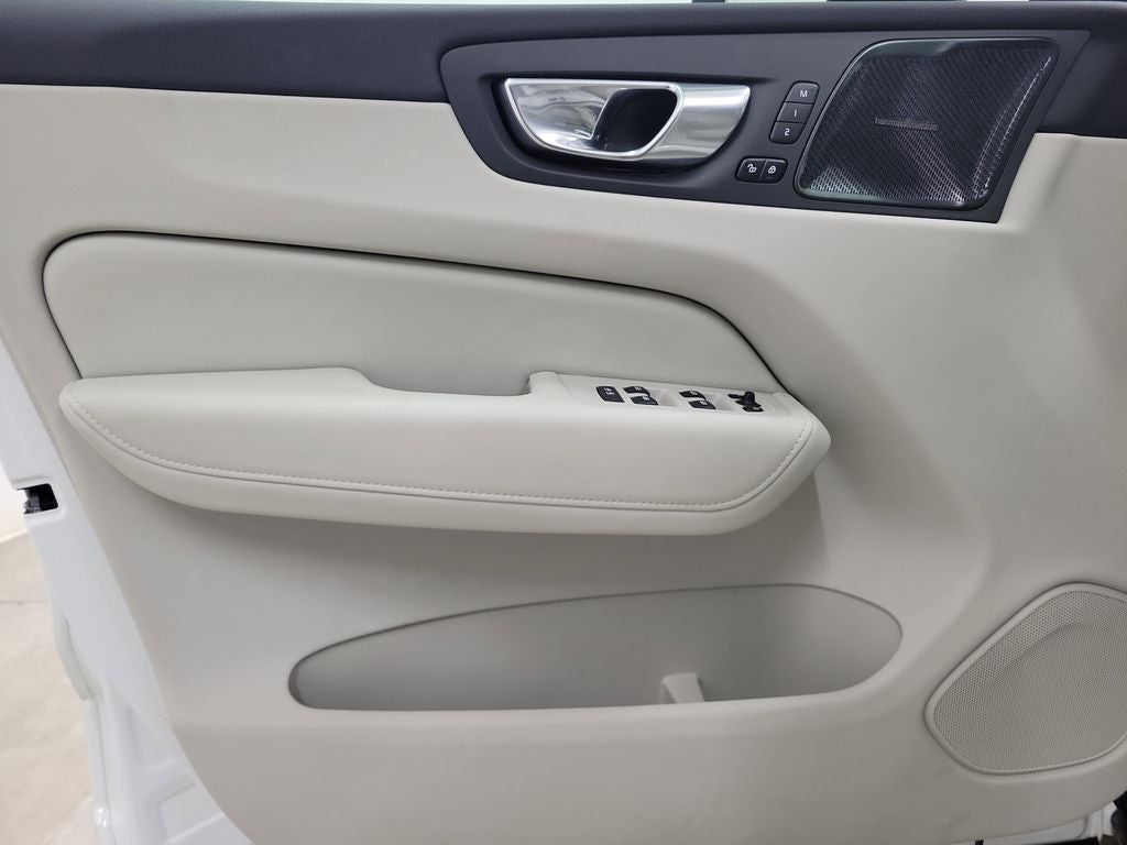 2023 Volvo XC60 B5 Ultimate Dark Theme