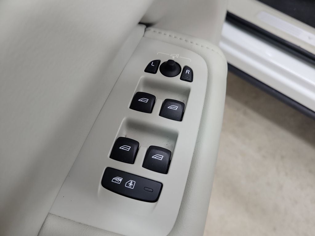 2023 Volvo XC60 B5 Ultimate Dark Theme