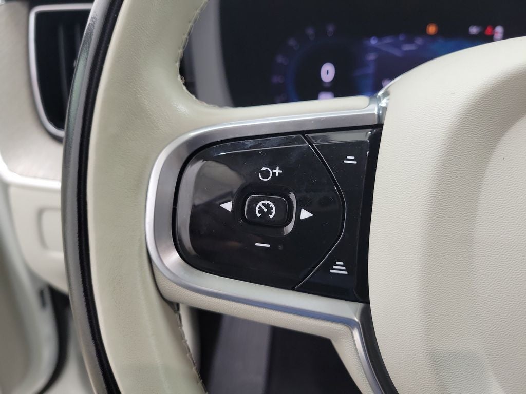 2023 Volvo XC60 B5 Ultimate Dark Theme