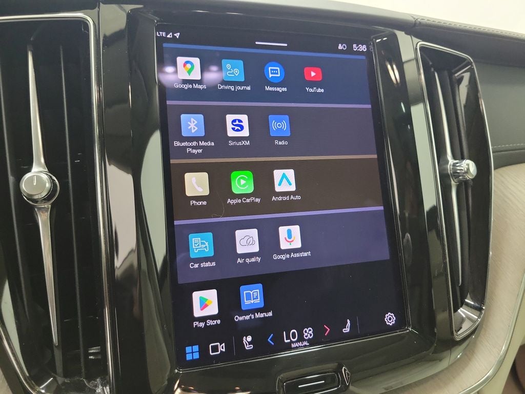 2023 Volvo XC60 B5 Ultimate Dark Theme