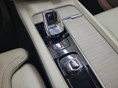 2023 Volvo XC60 B5 Ultimate Dark Theme