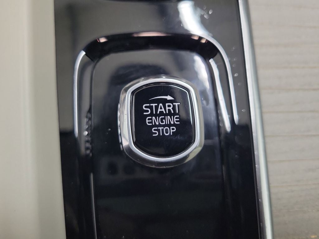 2023 Volvo XC60 B5 Ultimate Dark Theme