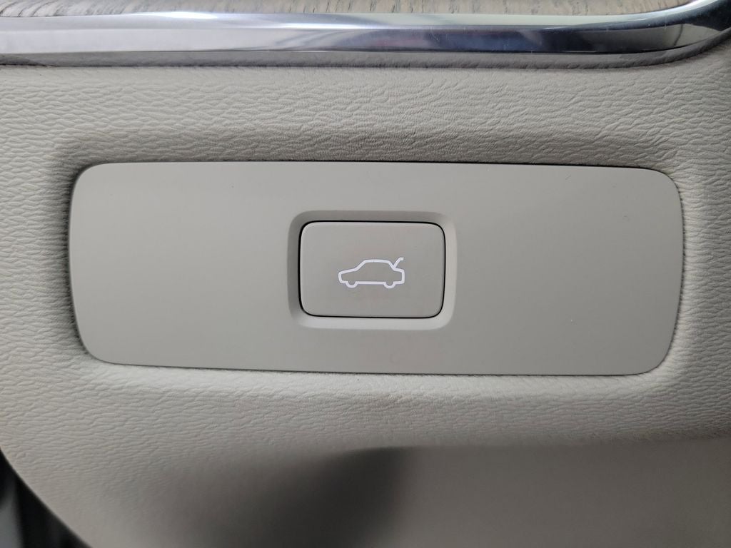 2023 Volvo XC60 B5 Ultimate Dark Theme