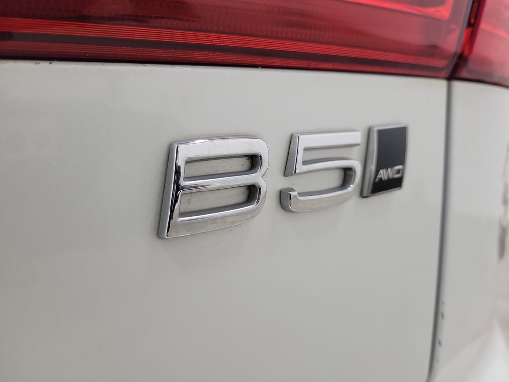 2023 Volvo XC60 B5 Ultimate Dark Theme