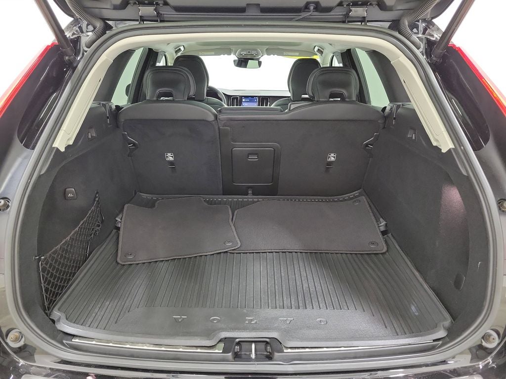 2023 Volvo XC60 B5 Ultimate Dark Theme