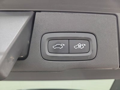 2023 Volvo XC60 B5 Ultimate Dark Theme