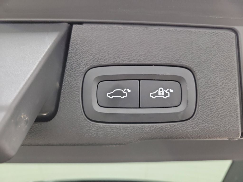 2023 Volvo XC60 B5 Ultimate Dark Theme