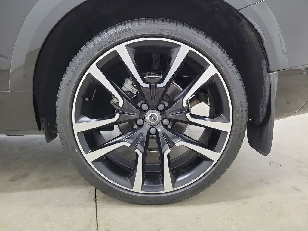 2023 Volvo XC60 B5 Ultimate Dark Theme