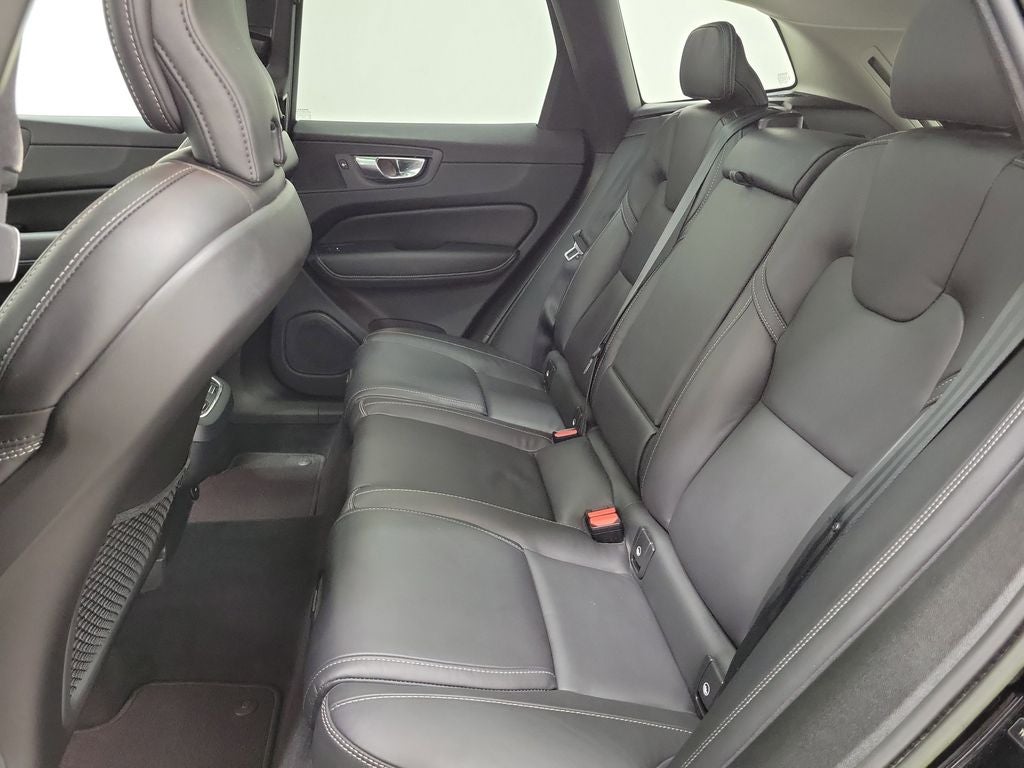 2023 Volvo XC60 B5 Ultimate Dark Theme