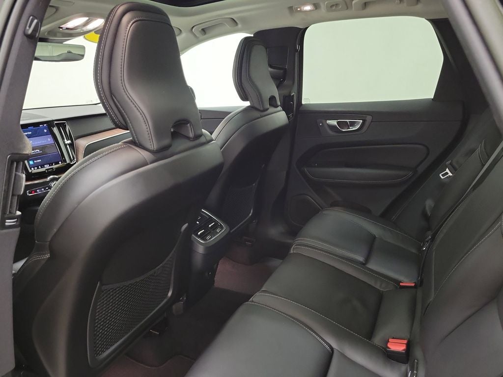 2023 Volvo XC60 B5 Ultimate Dark Theme