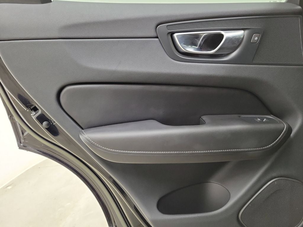 2023 Volvo XC60 B5 Ultimate Dark Theme