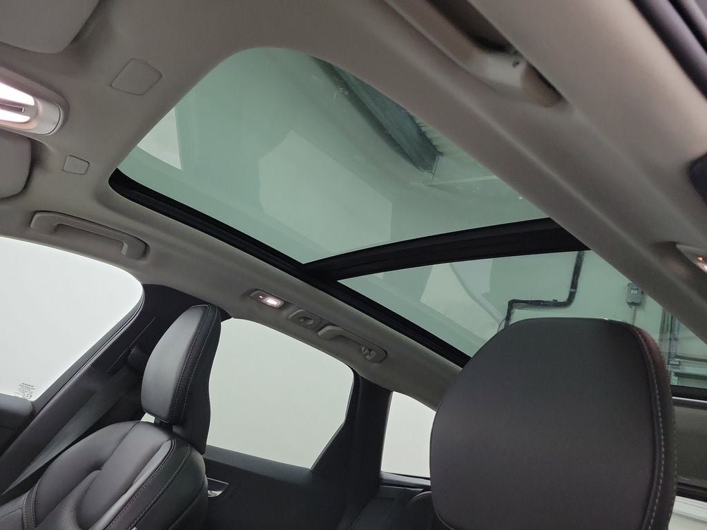 2023 Volvo XC60 B5 Ultimate Dark Theme