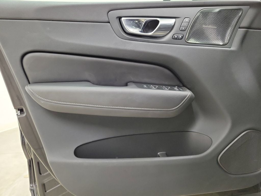 2023 Volvo XC60 B5 Ultimate Dark Theme