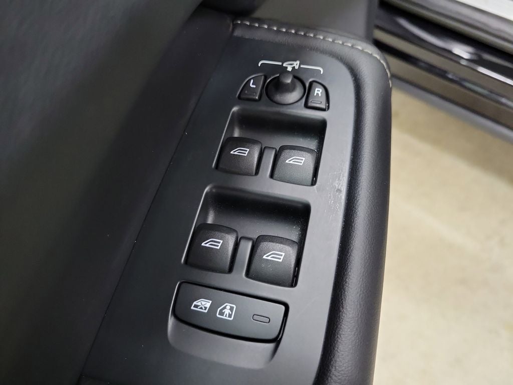 2023 Volvo XC60 B5 Ultimate Dark Theme